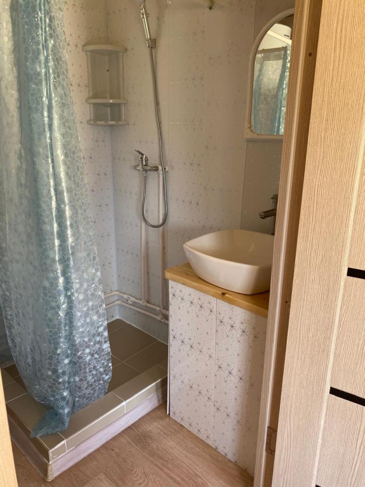 Домик 4-местный благоустроенный в Чибите. Душ, туалет, обогреватель в домике.