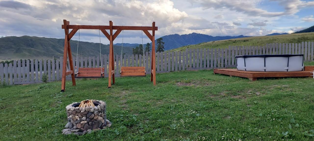 Бассейн и качели на базе отдыха "Экодом" на Алтае