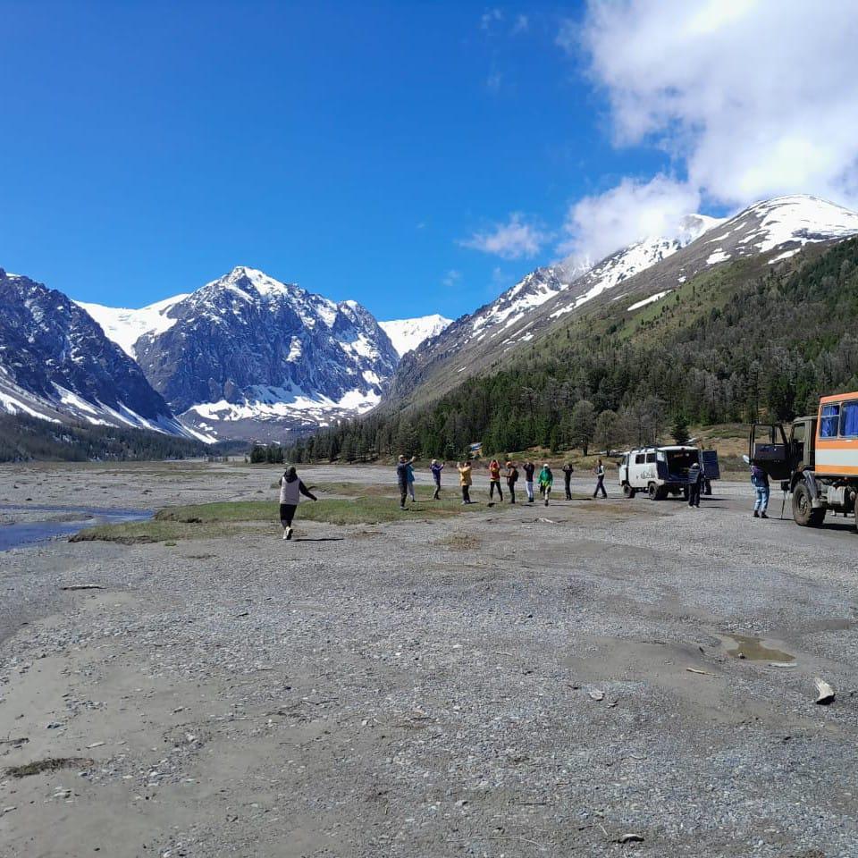 Гора Актру и альплагерь рядом