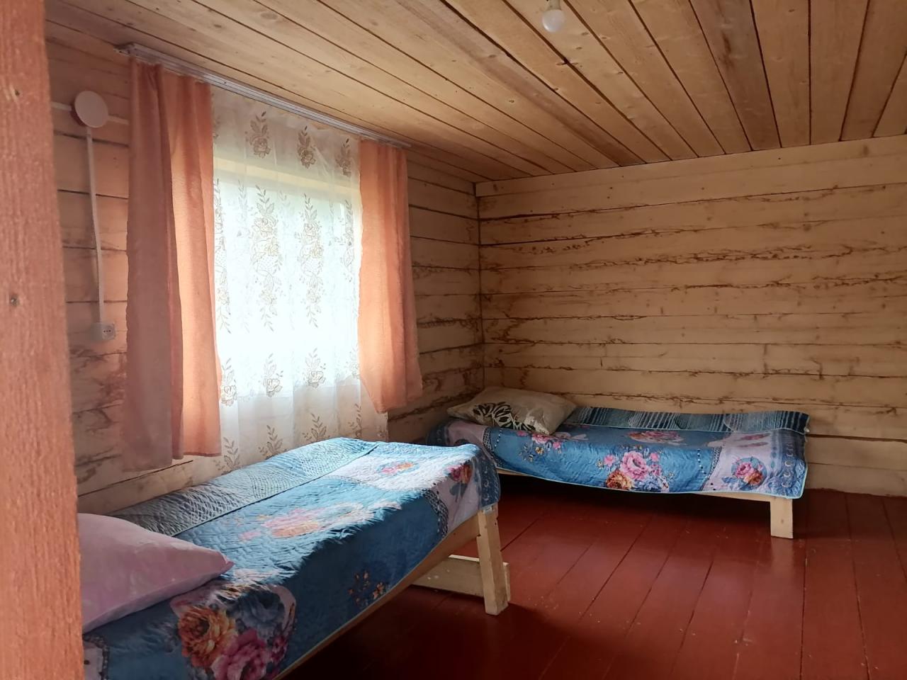 Дом 4-местный (двуспальная +  2 односпальные кровати)