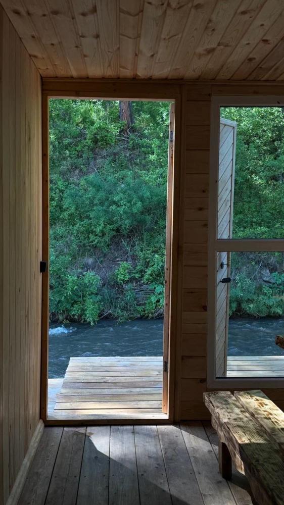 Баня у реки Узнезя на Алтае