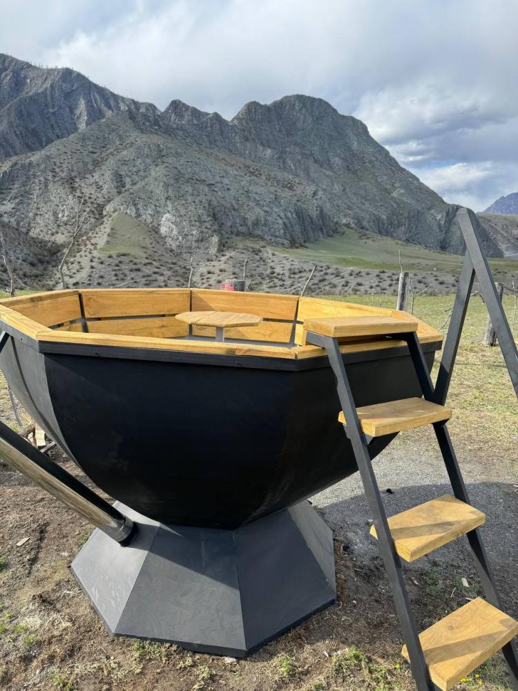 Банный чан в Горном Алтае у реки Катунь