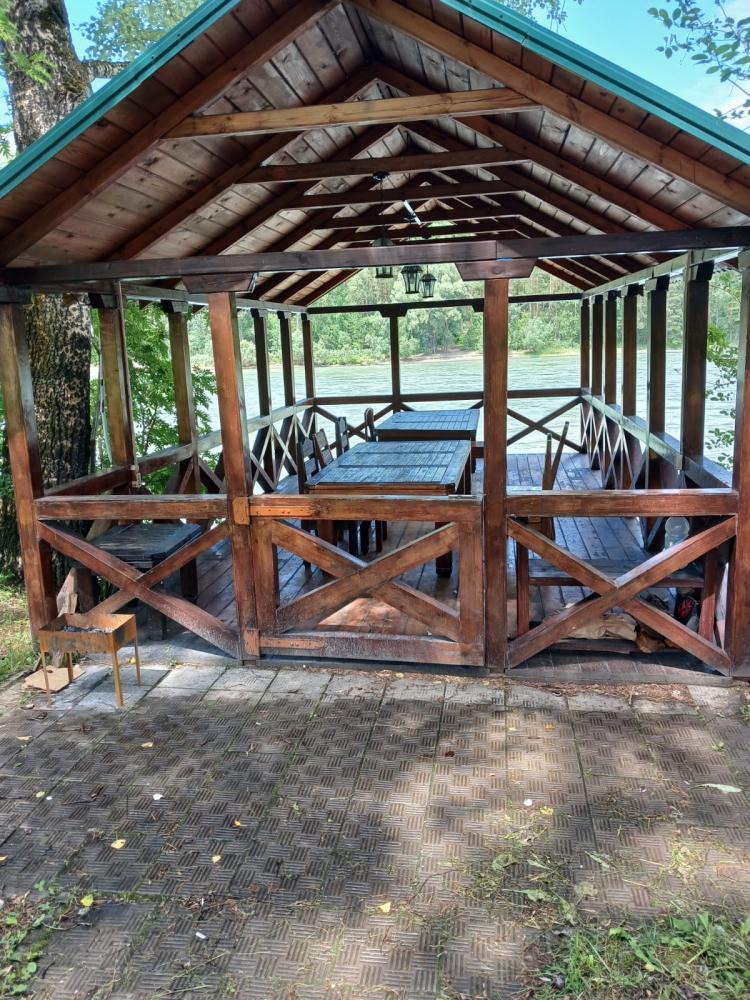 Беседка у реки Катунь в Горном Алтае в селе Черемшанка