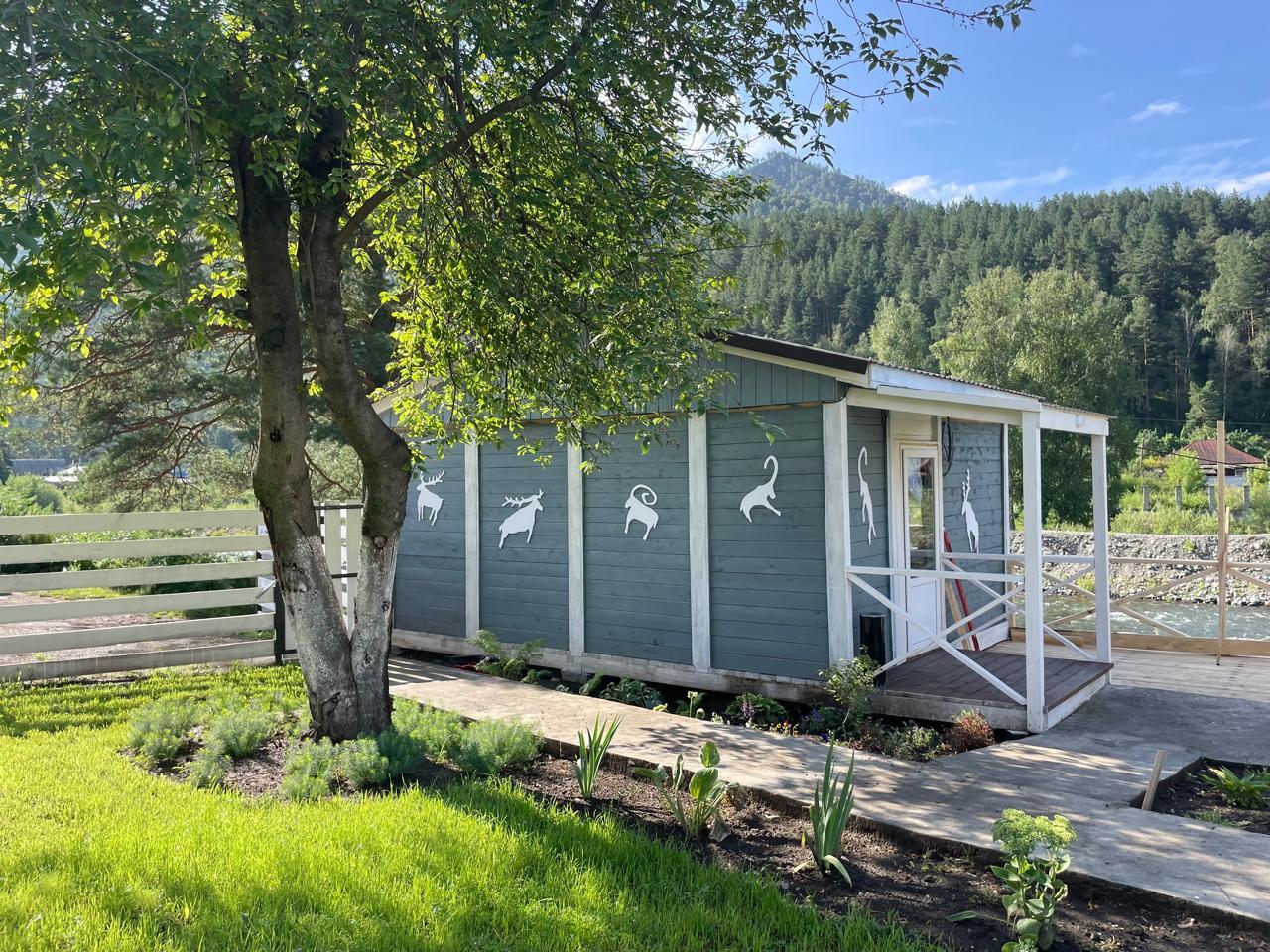 Беседка у реки Чемал