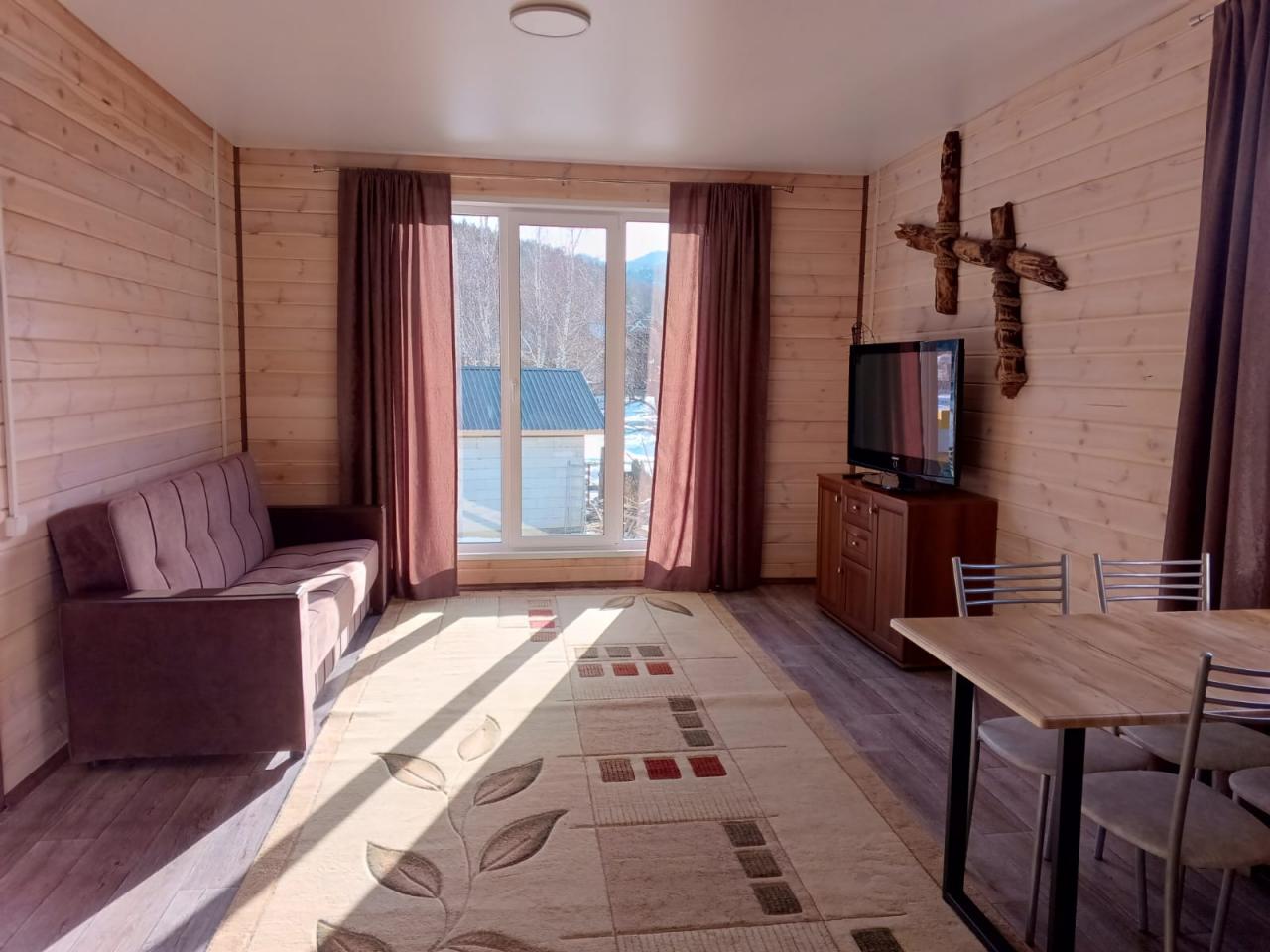 Дом №1 с камином у реки Чемал