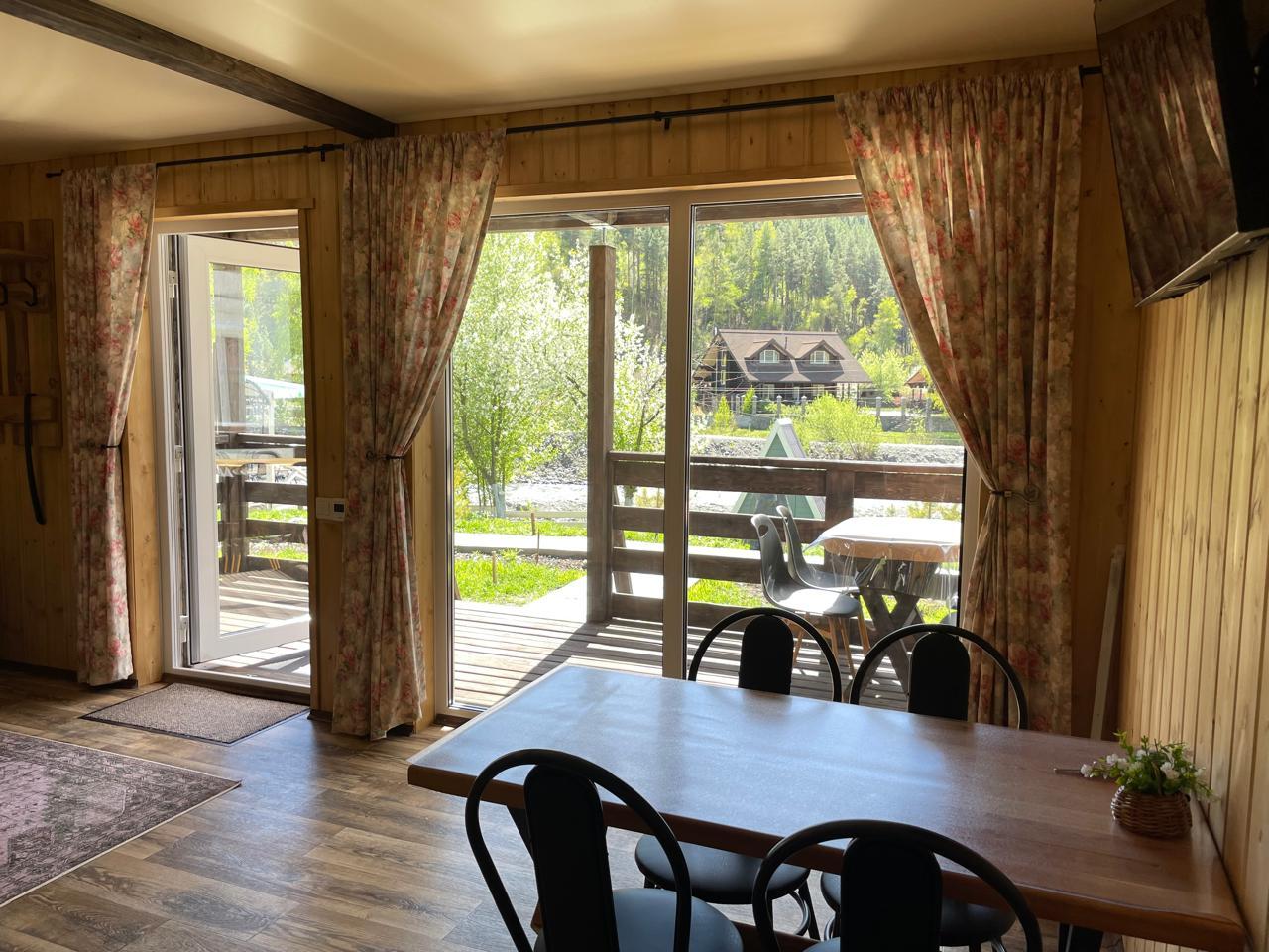 Шале у реки Чемал 