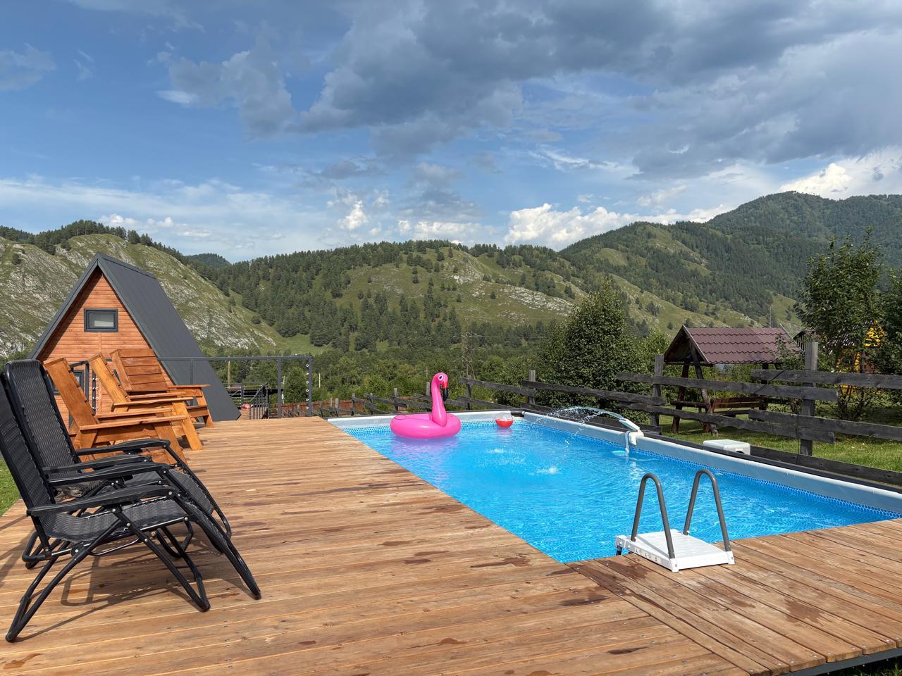 Бассейн с подогревом на Алтае на базе отдыха Менжелик