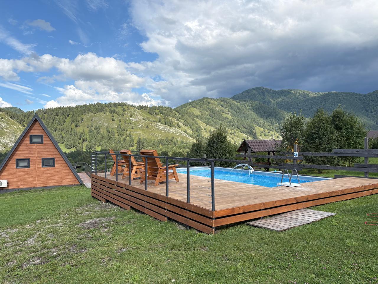 Бассейн с подогревом на Алтае и гостевой дом Менжелик