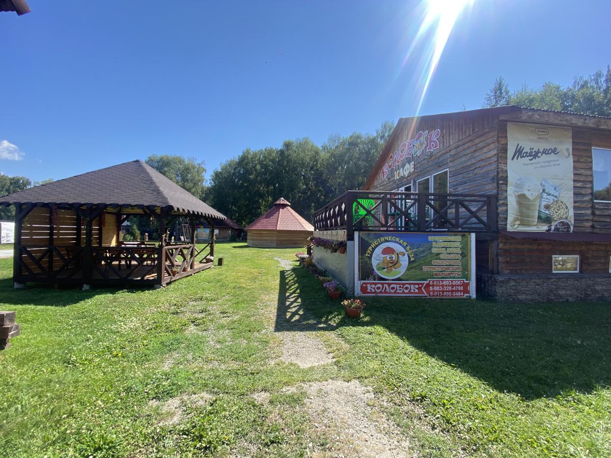 Въезд на турбазу "Велес" (раньше была Колобок)