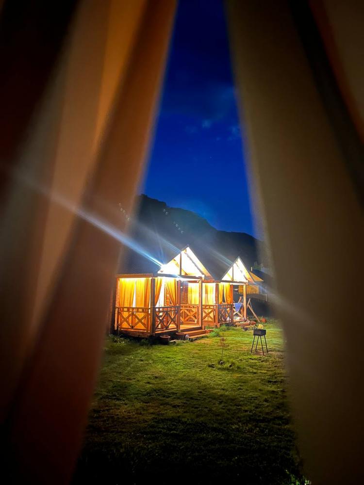 Вид на домики ночью