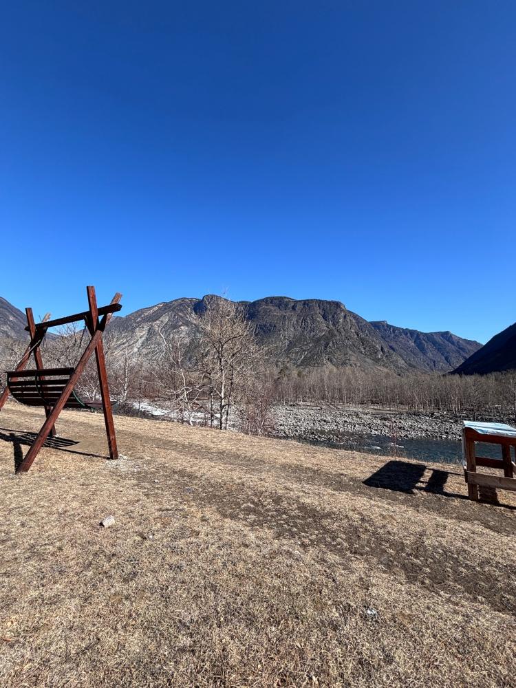 Отдых у реки Чулышман на качелях