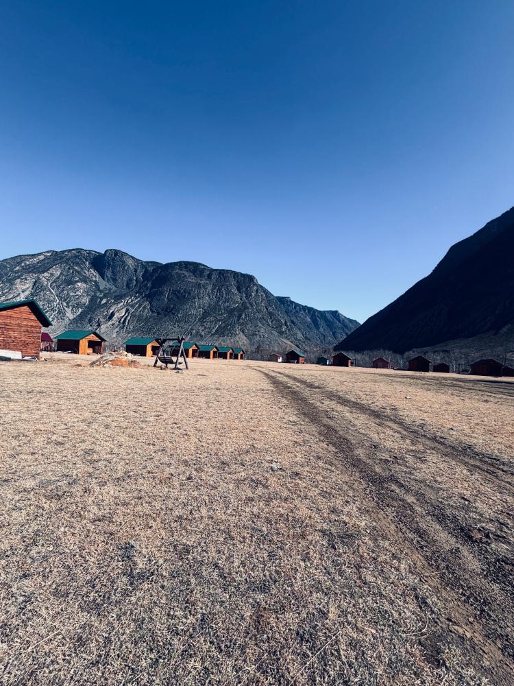 База отдыха на Алтае "Амыра" в Чулышманской долине рядом с водопадом Учар