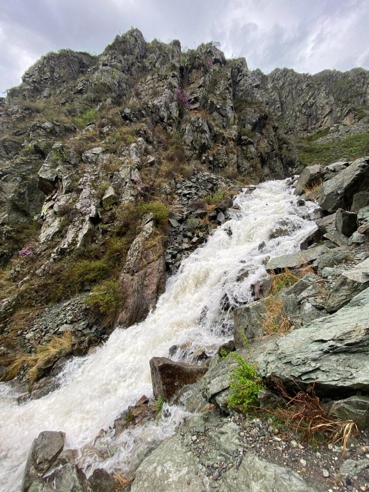 Практики на Алтае у водопада Бельтиртуюк