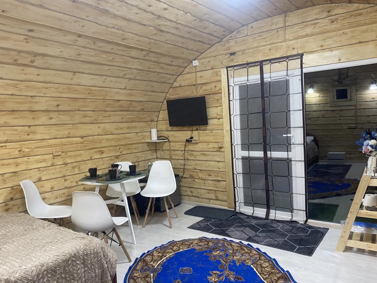 Круглый дом в Кош-Агаче на Алтае у озера