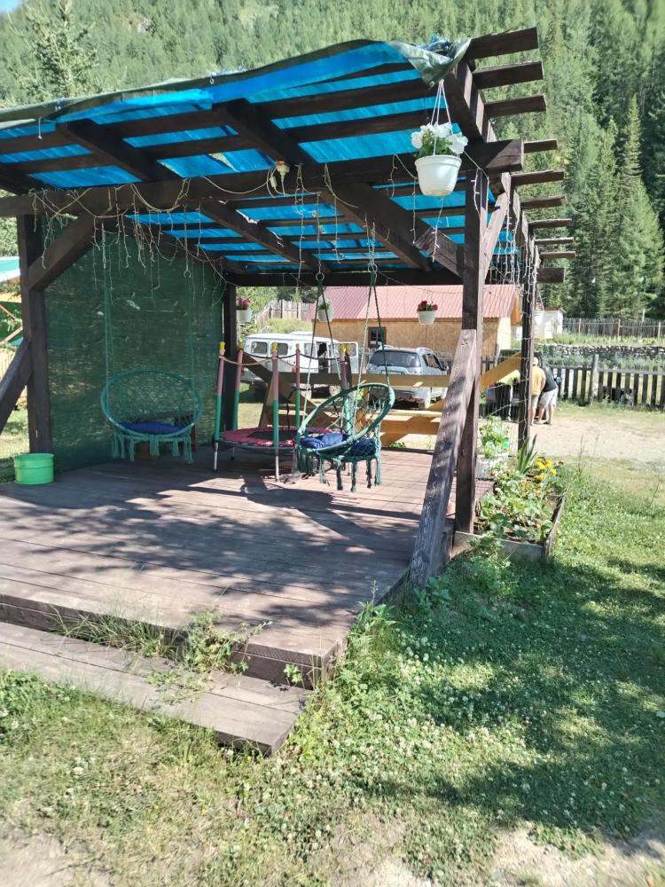 Зона отдыха с батутом и качелями 