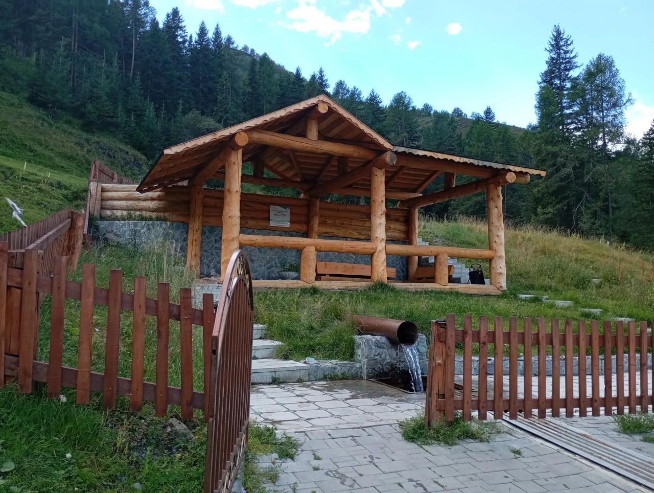 Родник Кара-Суу и беседка в Онгудае