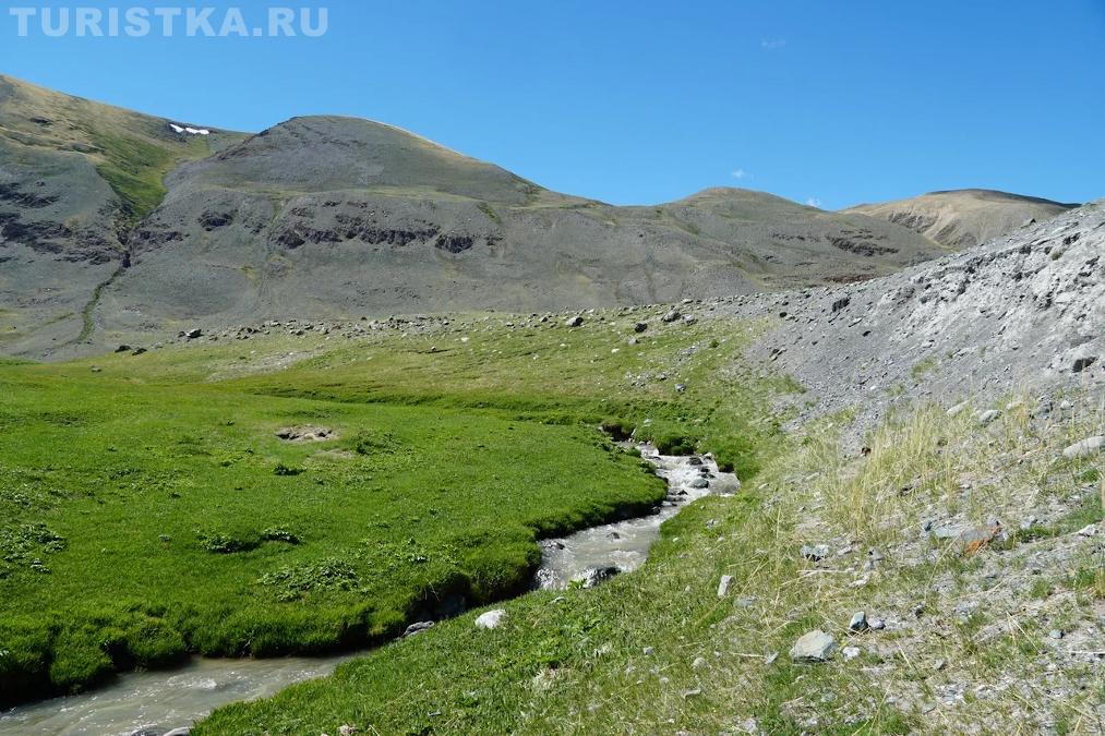 Подъем на полочку, где находится озеро Караколь