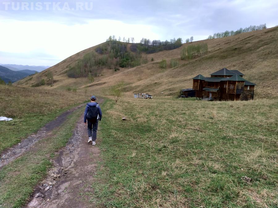 Спуск с горы Верхний притор в Мархелин лог, где была нижняя станция подъемника