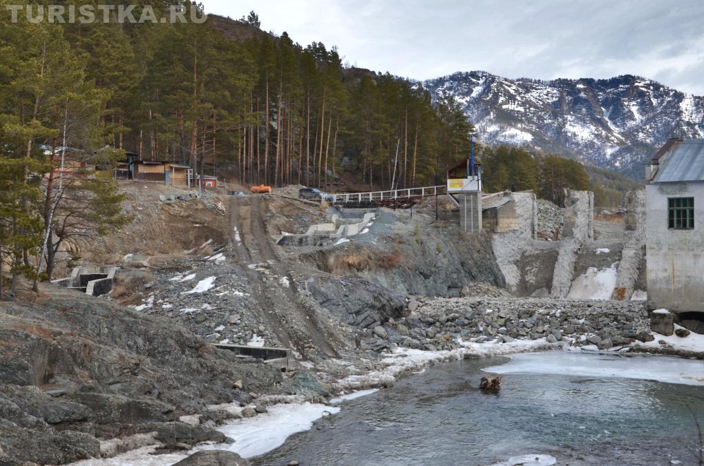 Демонтированный слив на Чемальской ГЭС и новый слив