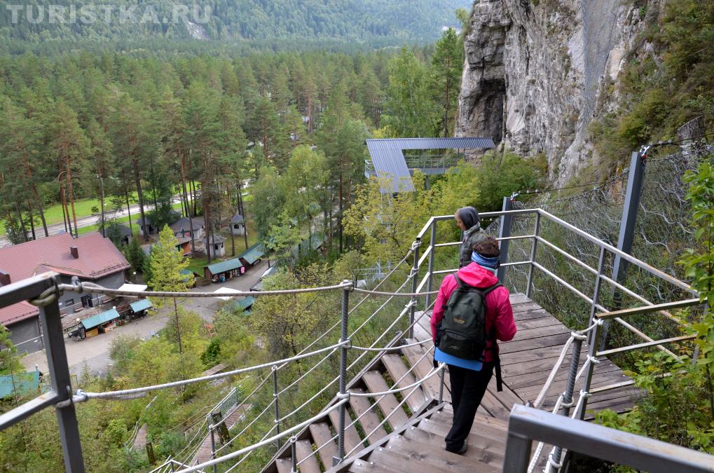 На финальном спуске мы видим вход в Большую Талдинскую пещеру