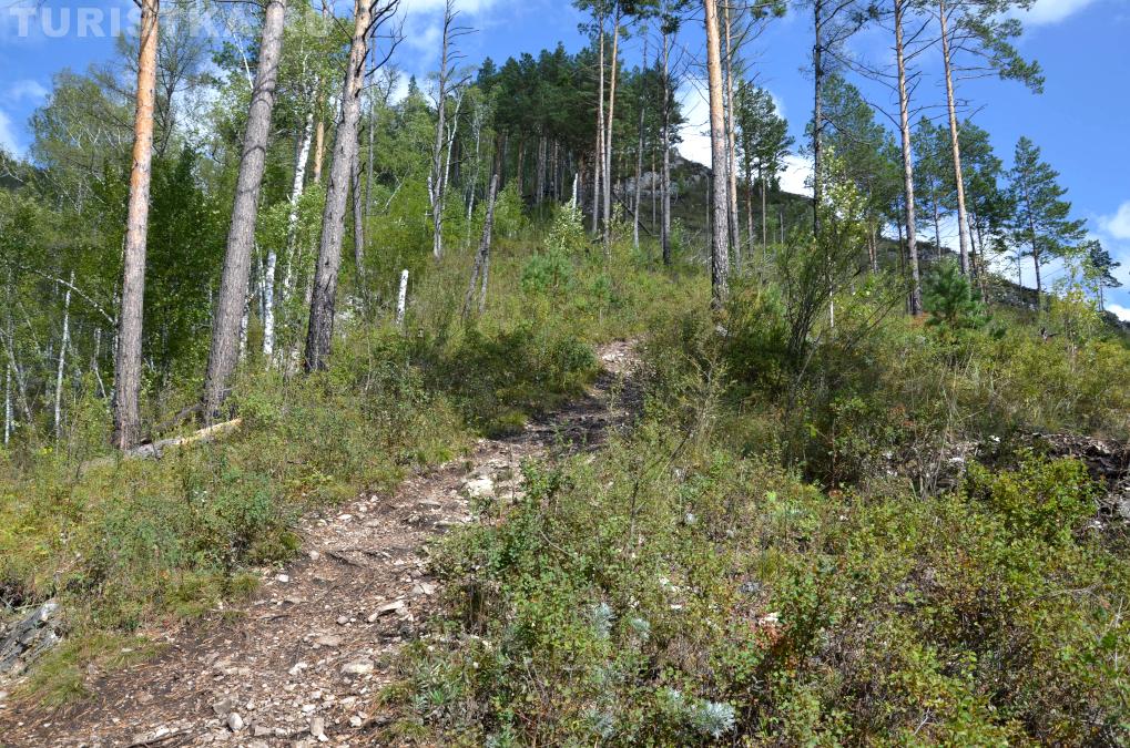 Тропа посте площадки с видом на гору Аскатин