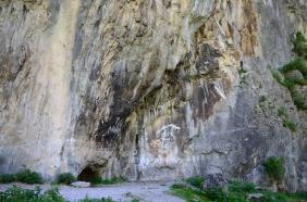 Горный Алтай : Водопад Че-Чкыш : Водопад Чечкыш : Скала с петроглифами современным «искусством»