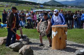 Алтай : Эл-Ойын 2022 : Соревнование по поднятию камня