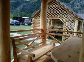 4-хместный дом : крыльцо-веранда с деревянной лавкой и столом