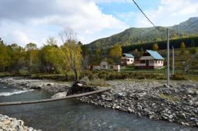 Отдых на Алтае у реки Чарыш : База отдыха  «Светлая» 
