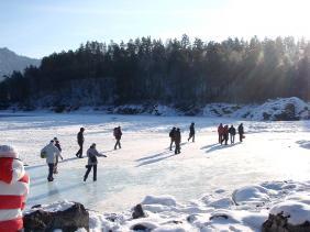Отдых на Алтае : Что посмотреть на Алтае зимой : Голубые озера Аската : Переход по льду Катуни к незамерзающим озерам