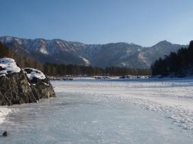 Отдых на Алтае : Что посмотреть на Алтае зимой : Голубые озера Аската : Переход по льду Катуни к незамерзающим озерам