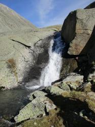Горный Алтай : Что посмотреть рядом с горой Белуха : Озеро горных духов : Небольшой водопад перед Озером Горных духов