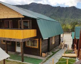 Отдых на Алтае : Базы в районе Чемала : Турбаза «Викинг на Катуни» : Дом у реки