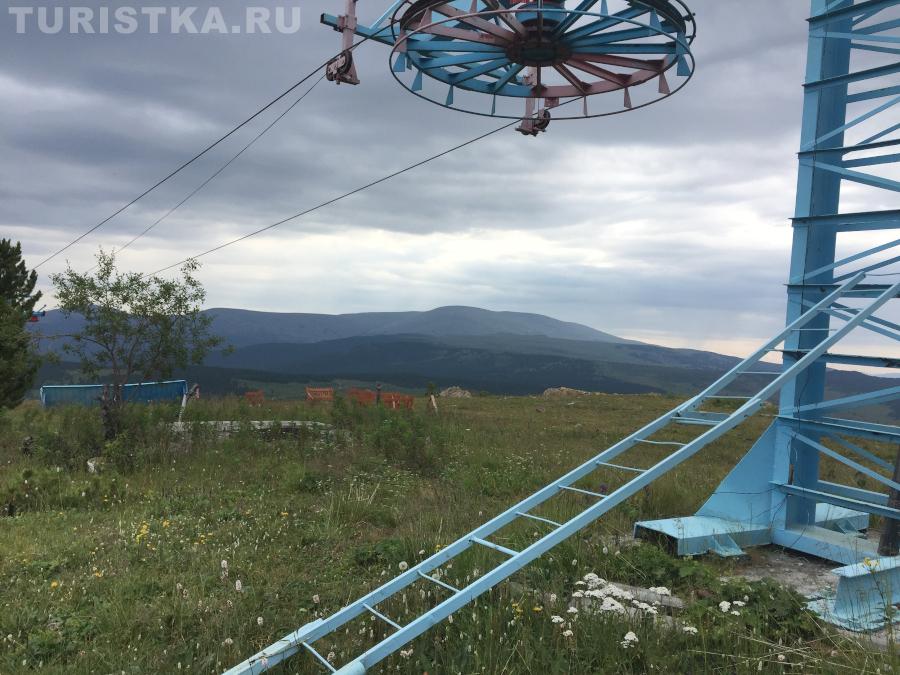 Верхняя станция подъемника на горе Тияхта и вид на гору Сарлык