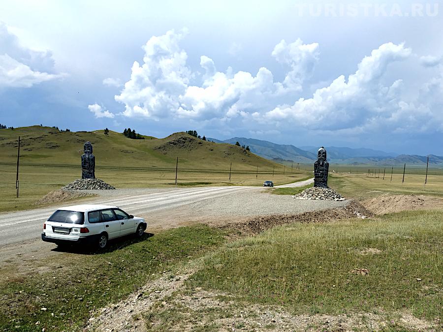 Памятник Кезер-Таш "Хранители" перед Усть-Каном