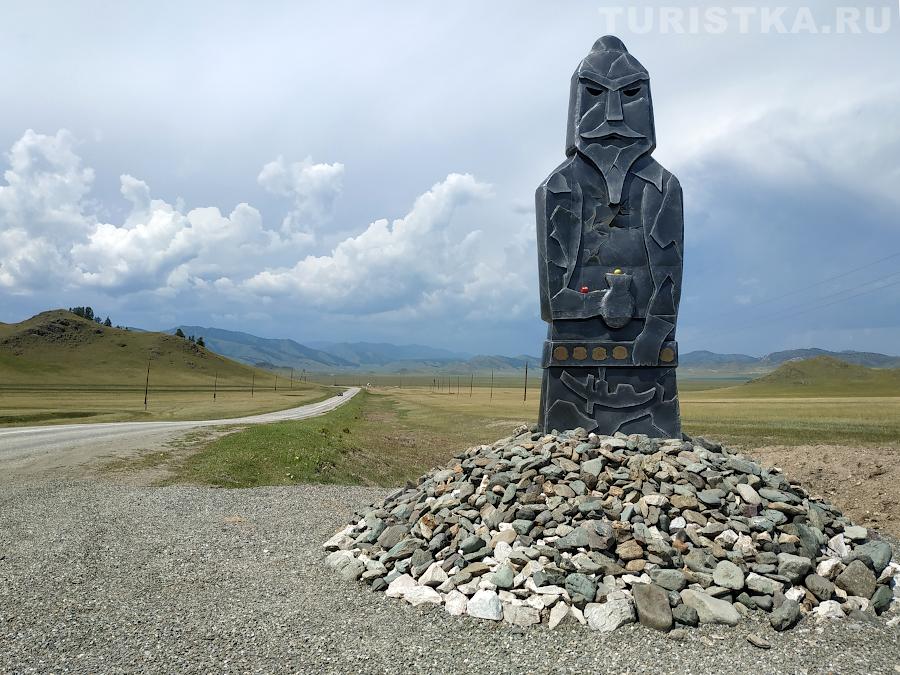 Памятник Кезер-Таш "Хранители" перед Усть-Каном