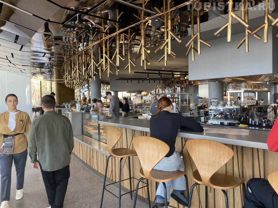 Панорамный ресторан на верху гондольного подъемника 