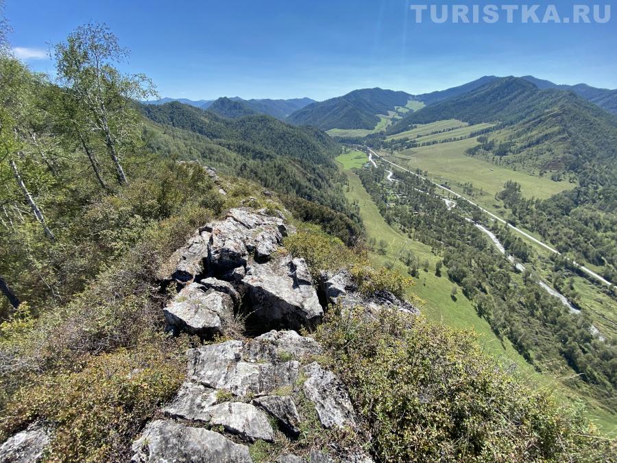 Вид с горы Шаманка на Чуйский тракт и реку Сема