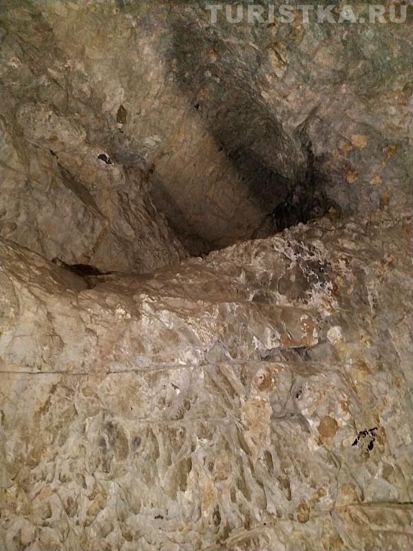 Один из лазов во второй пещере