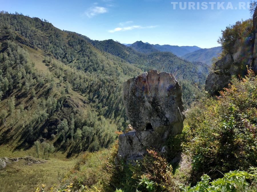 Камень с углублением перед пещерой