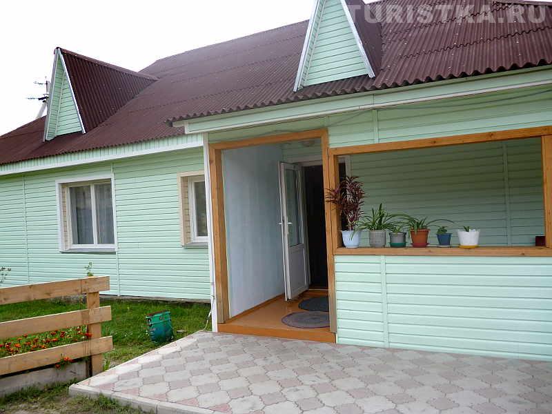 Крыльцо гостиницы