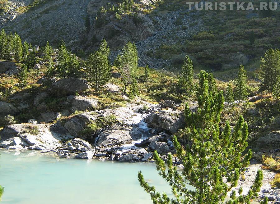 Маленький водопад на Нижнем Куйгукском озере
