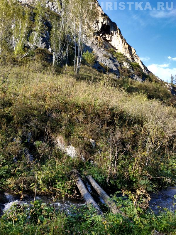 Мостик, после которого надо идти налево - к пещере. А направо на скале видно гарь