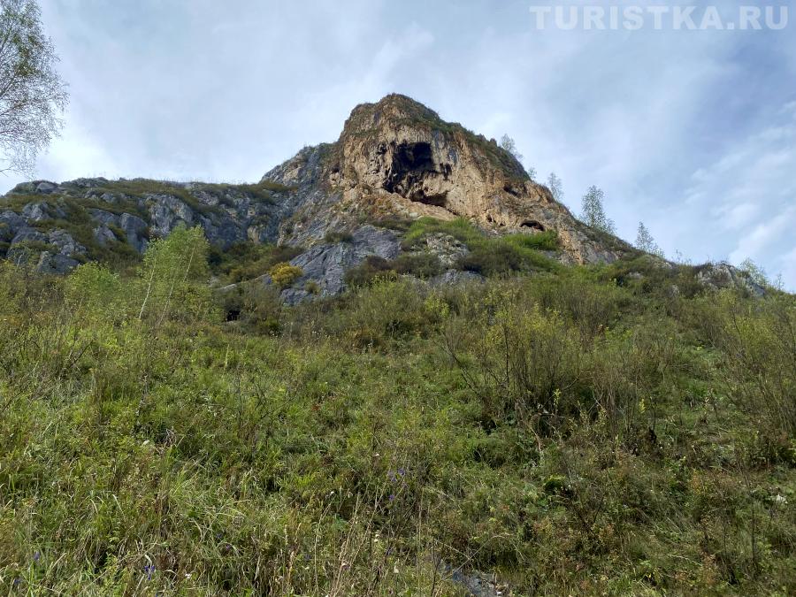 Темное пятно гари на скале