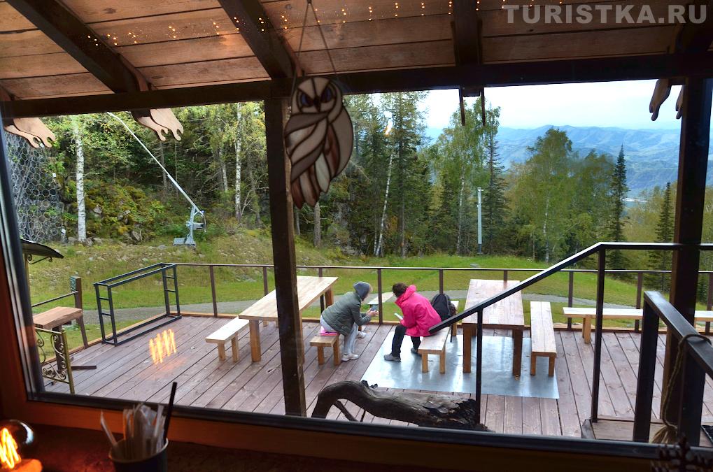 "- А вы давно ждёте официанта? Может уже доставку закажем?"