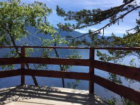 Отдых на Алтае : Экскурсии на Телецком озере на катерах : Обзорная площадка на Телецком озере около водопада Чедор