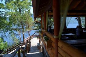 Отдых на Алтае : Экскурсии на Телецком озере на катерах : Водопад Чоодор (Чедор) : Кафе на берегу 