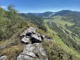 Вид с горы Шаманка на Чуйский тракт и реку Сема