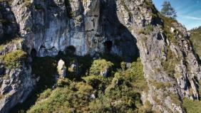 Два входа в пещеры