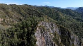 Северный склон порос лесом, западный склон - обрывистый